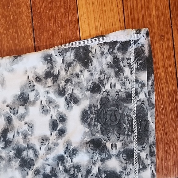 Lululemon womens Live Simply Crewneck Tee Size 8 *rare Black Roses print*  EUC - Picture 6 of 7